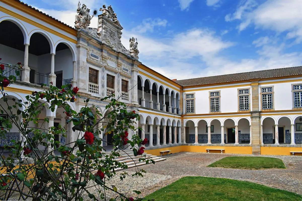 Évora University Campus Tour: History & Beauty