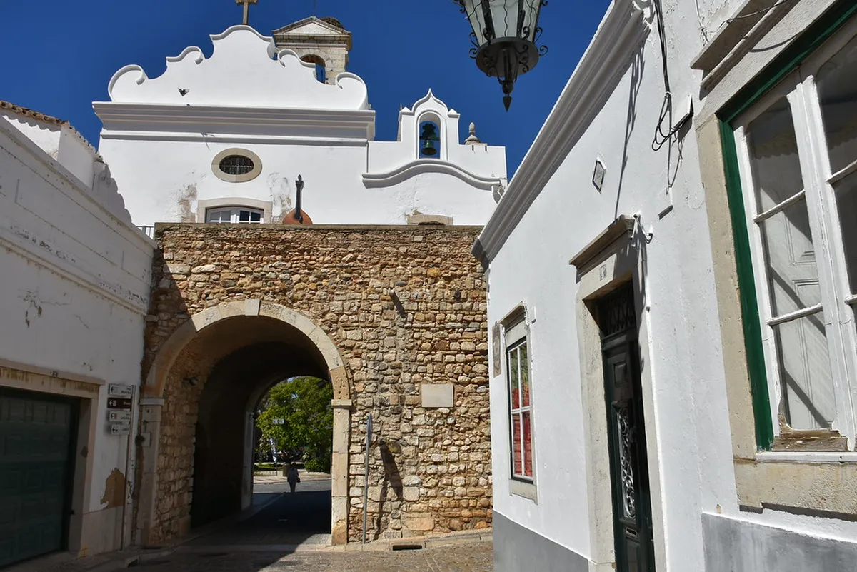 The iconic Arco da Vila gateway leading into Faro's walled Cidade Velha historic old town