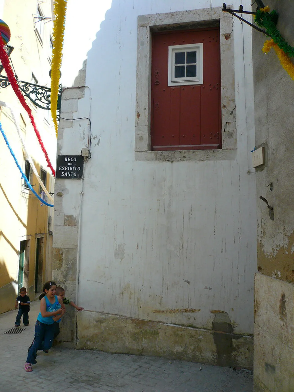 Explore Alfama's Labyrinthine Streets: Your 2025 Lisbon Guide