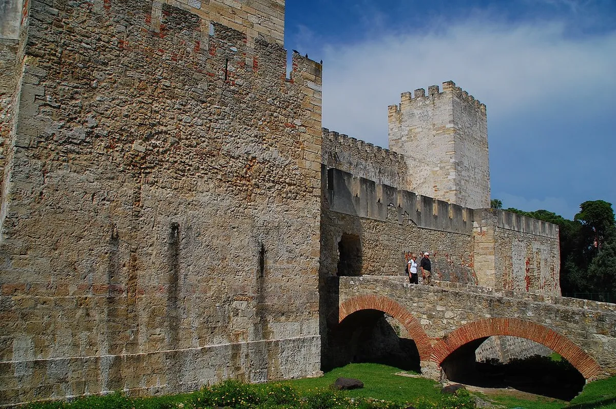 São Jorge Castle rising above the Lisbon skyline with whitewashed buildings and the Tagus Estuary in the background