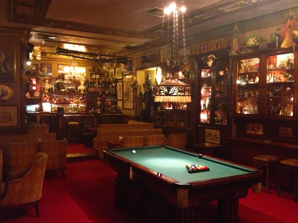 Dimly lit cocktail bar interior in Lisbon with classic drinks and intimate atmosphere for a night out