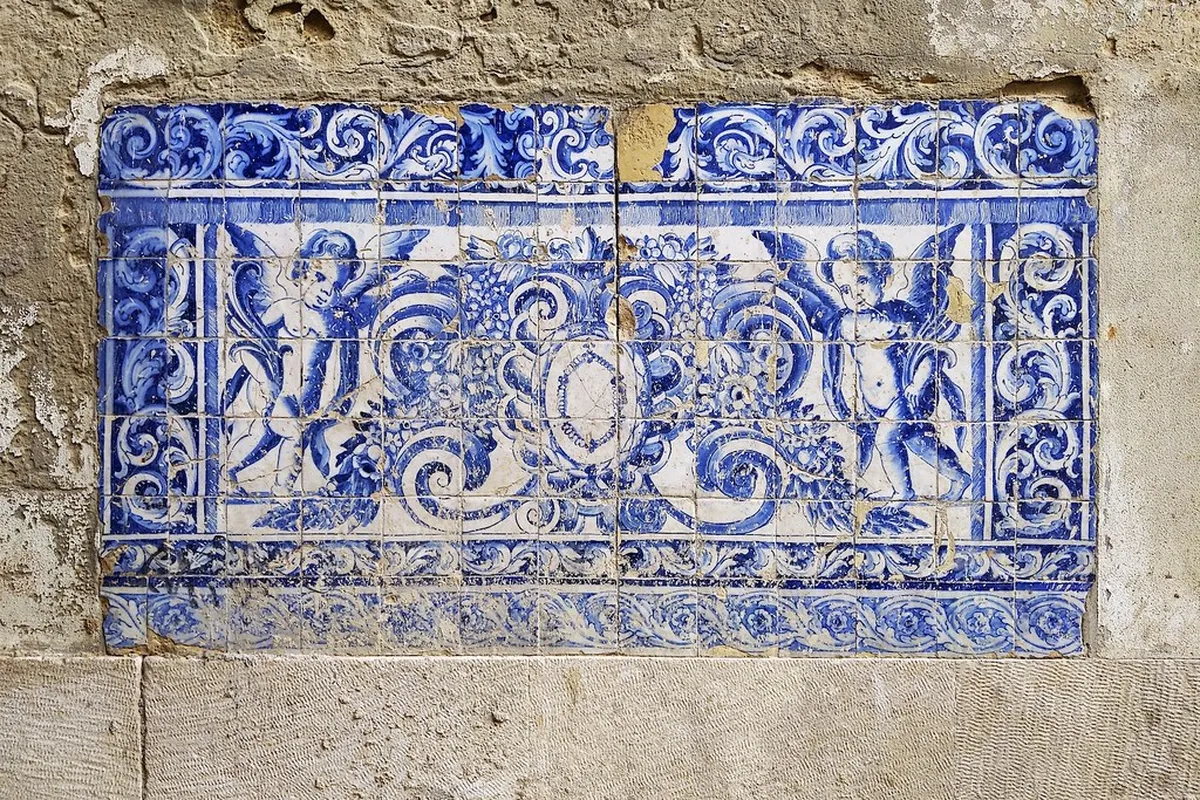Narrow cobblestone alleyways of Lisbon's Alfama district, once home to a thriving Jewish quarter