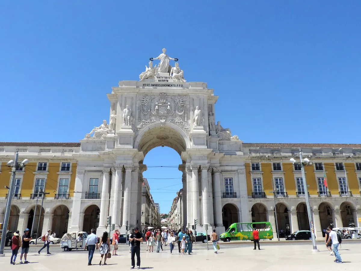 Rua Augusta triumphal arch framing the gateway to Lisbon's Baixa district and Praça do Comércio