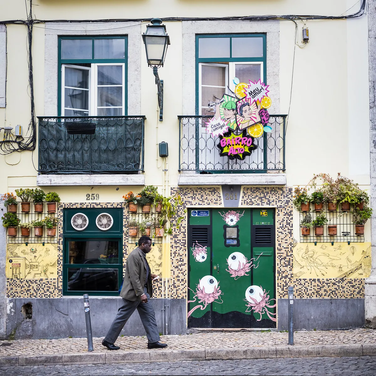 Discover Lisbon Urban Art: Top Walking Routes for 2025