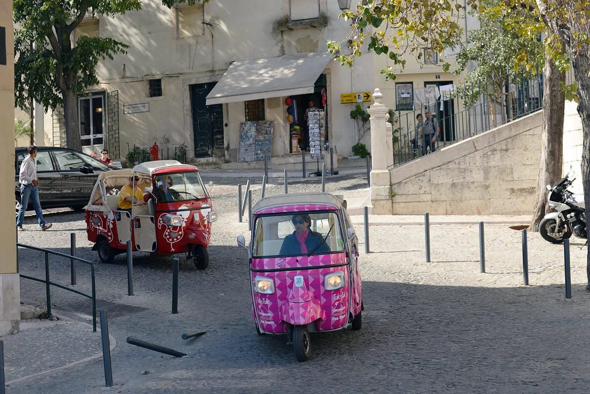 Navigating Alfama Narrow Streets Lisbon: Your 2025 Guide