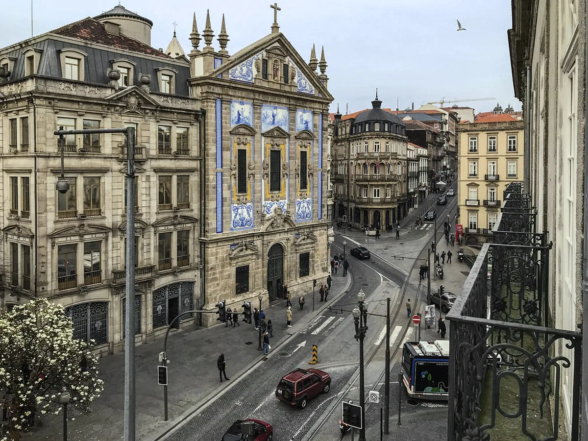 Grand Avenida dos Aliados boulevard in Porto lined with historic buildings and pavement cafes