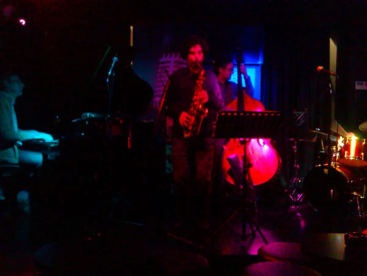 Cozy jazz club in Porto where live musicians perform blues and jazz for an intimate evening crowd