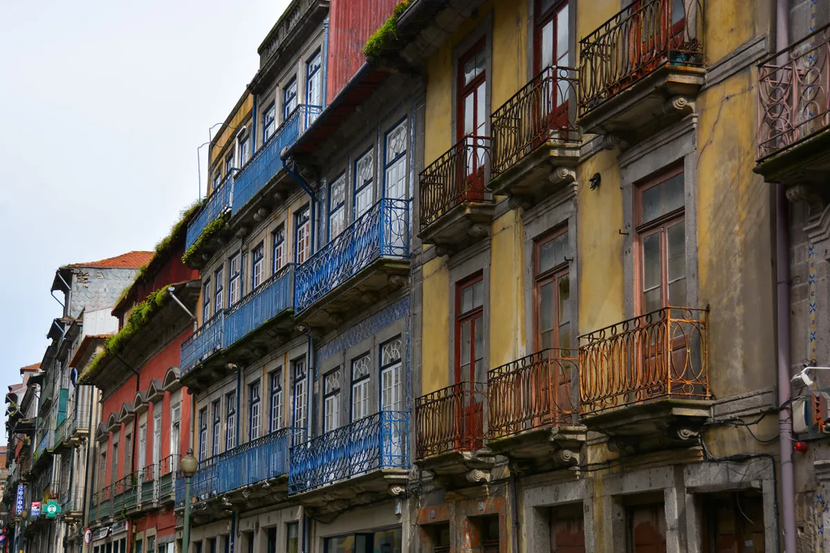 Colorful traditional Porto ceramic swallows and cork souvenirs displayed at a Baixa gift shop