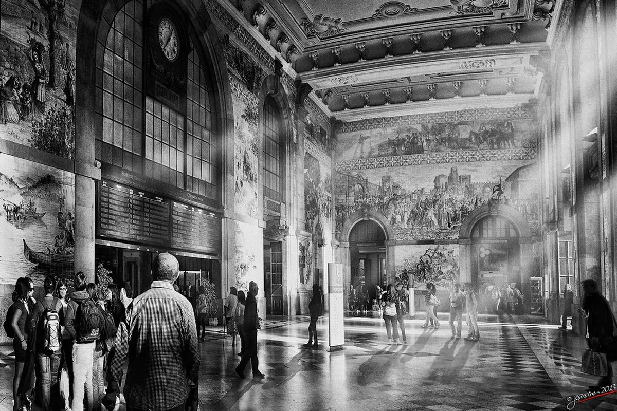 Interior of Porto São Bento Station covered in thousands of hand-painted blue and white azulejo tiles