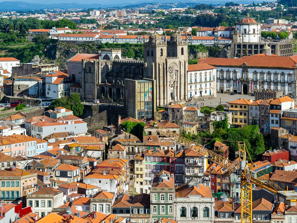 Porto Sé Cathedral façade rising above the old city, its twin Romanesque towers framing a clear blue sky